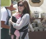  Alyson Hannigan, son mari Alexis Denisof et leur petite Satyana se promènent au marché. 
 &nbsp; 