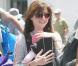 Quand Alyson Hannigan fait le marché avec sa petite poupée et son amoureux... c'est tout sourire !
