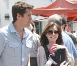  Alyson Hannigan, son mari Alexis Denisof et leur petite Satyana se promènent au marché. 
 &nbsp; 