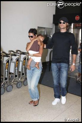 Halle Berry, son chéri Gabriel AUbry et leur petitre fille Nahla à l'aéroport de Miami