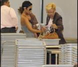 Halle Berry, son chéri Gabriel AUbry et leur petitre fille Nahla à l'aéroport de Miami