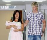 Fernando Torres et sa compagne Olalla Dominguez présentent leur petite Nora, le 10 juillet 2009