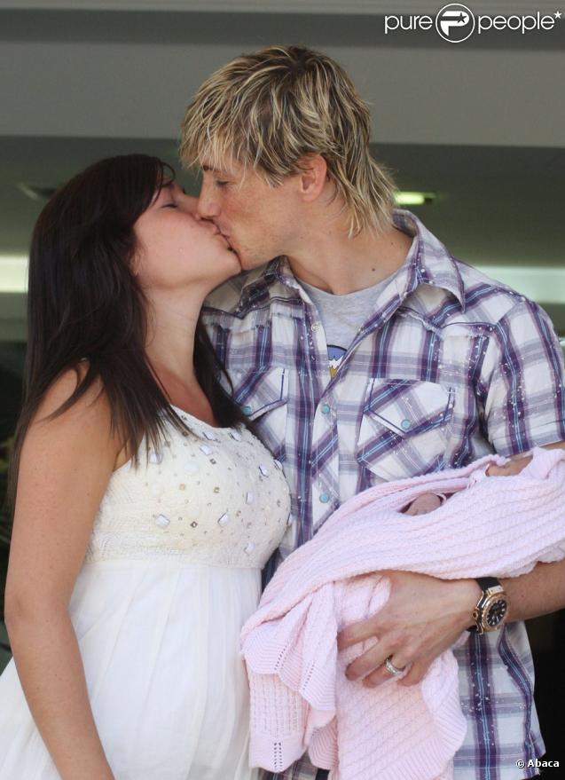 Fernando Torres et sa compagne Olalla Dominguez présentent leur petite Nora, le 10 juillet 2009