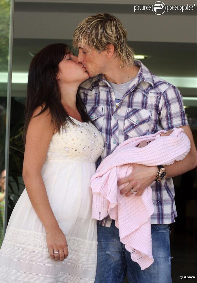 Fernando Torres et sa compagne Olalla Dominguez présentent leur petite Nora, le 10 juillet 2009