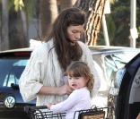 Milla Jovovich fait les courses avec sa petite Ever, 1 an et demi. 09/070/09