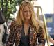 Blake Lively est vraiment canon dans cette com-short grise et ce blazer multicolore. Pas étonnant, Serena Van der Woodsen connaît tout à la mode ! 