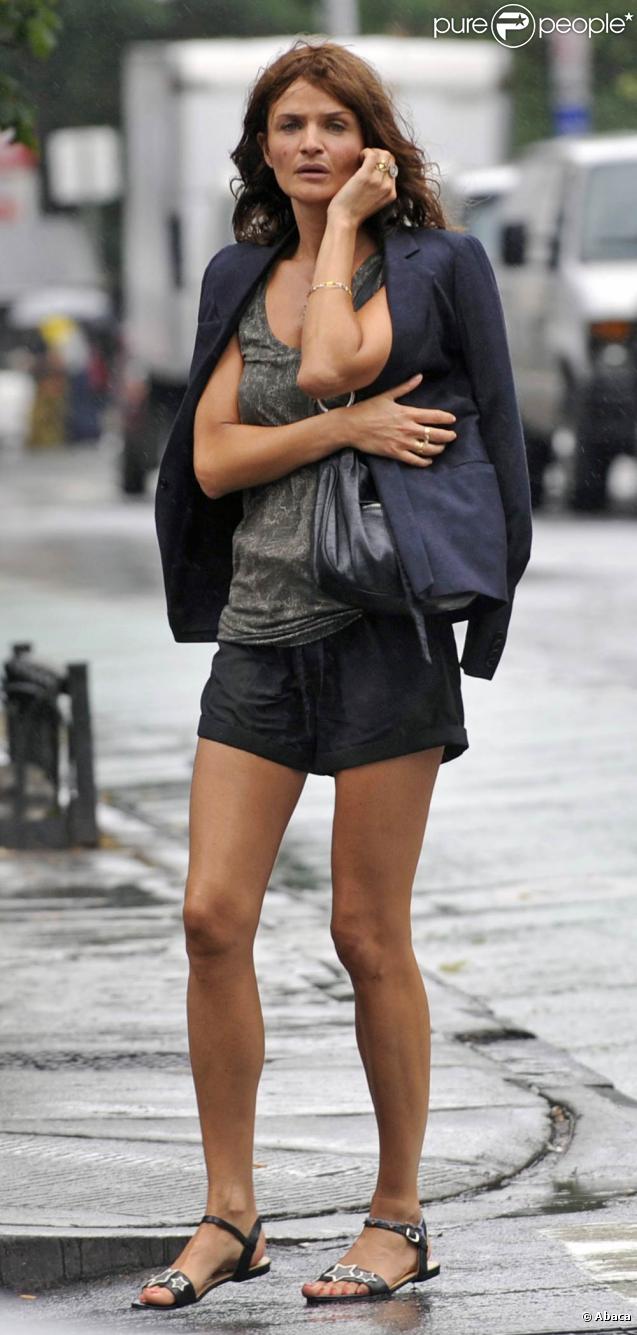 Quand on est top-model on se doit d'être toujours au top. A 40 ans, Helena Christensen, nous le prouve encore avec ce petit short sexy, et ce blazer ! 
