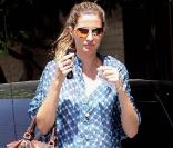 Gisele Bündchen tente de nous cacher son petit bidon rond. Mais tant qu'elle reste au top comme dans cette chemise fluide bleue, c'est OK ! 