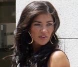 Jessica Szohr est la plus piquante des Gossip Girl. Cette semaine, la brunette fait très fort avec ce mini-short ethnique, sa tunique perlée et son sac jaune. Jessica nous en fait voir de toutes les couleurs ! Bravo. 