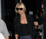 Comme toujours, Kate Moss a tout compris au tendances avec ce mini-short bouffant, ce top et ce blazer noirs ! Chapeau bas, la brindille ! 
