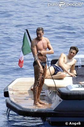 Stefano Gabbana sur son yacht à Portofino avec des amis