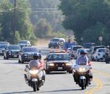 Le cortége funèbre escorté par les policiers de Los Angeles