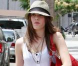  Emmy Rossum dans les rues de Beverly Hills, look : bleu, blanc, rouge ! 