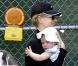 Nicole Kidman, toujours camouflée derrière sa casquette, laisse à découvert l'adorable visage de sa fille !