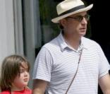 Andy Garcia se promène en famille sur Lincoln road à Miami le 13 juillet 2009