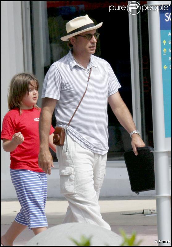 Andy Garcia se promène en famille sur Lincoln road à Miami le 13 juillet 2009