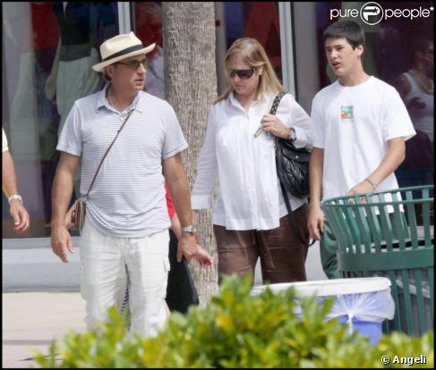 Andy Garcia se promène en famille sur Lincoln road à Miami le 13 juillet 2009