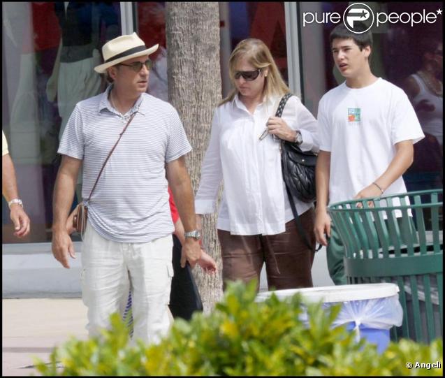 Andy Garcia se promène en famille sur Lincoln road à Miami le 13 juillet 2009