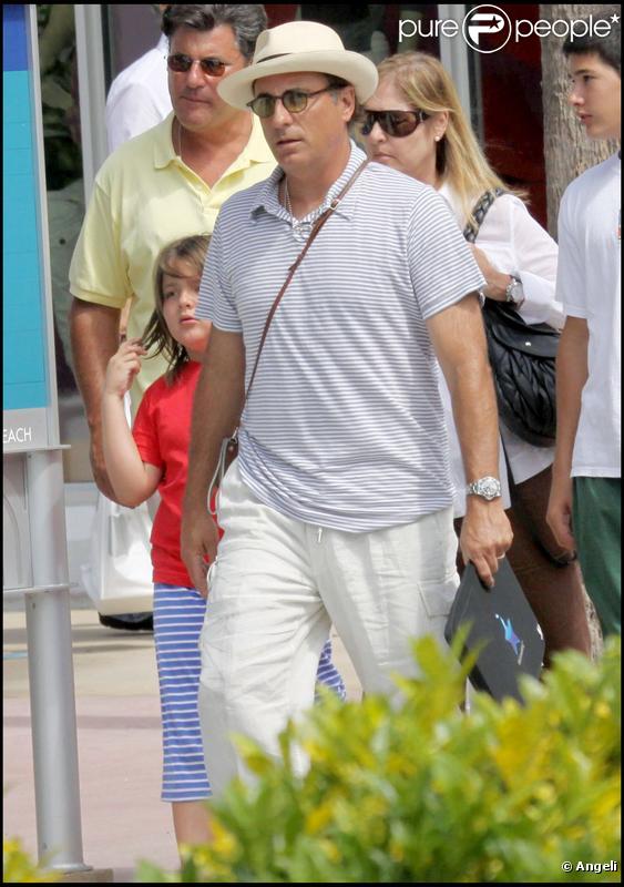 Andy Garcia se promène en famille sur Lincoln road à Miami le 13 juillet 2009