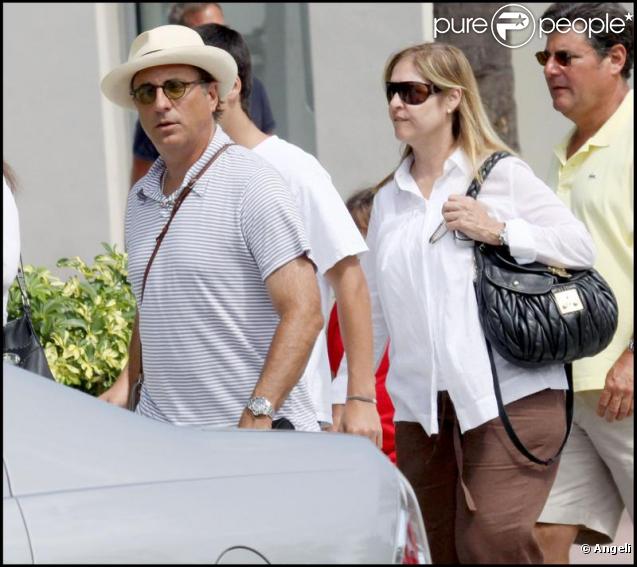 Andy Garcia se promène en famille sur Lincoln road à Miami le 13 juillet 2009