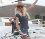 Victoria Silvstedt, la belle bimbo sur le bateau de Christian Audigier, dans le port de Saint-Tropez, le 15 juillet 2009 !