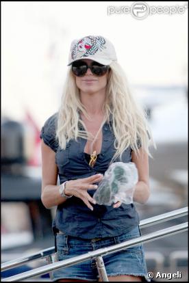 Victoria Silvstedt, la belle bimbo sur le bateau de Christian Audigier, dans le port de Saint-Tropez, le 15 juillet 2009 !