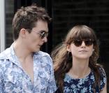 Keira Knightley et Rupert Friend se promenant amoureusement à Londres le 30 juin 2009