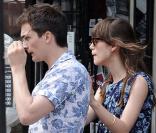 Keira Knightley et Rupert Friend se promenant amoureusement à Londres le 30 juin 2009