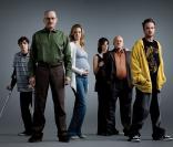 Breaking Bad avec Bryan Cranston et Anna Gunn sur un professeur de chimie en phase terminale de cancer qui décide de reprendre sa vie en main 