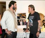 Eric Cantona et Johnny Hallyday en coulisses du Stade Velodrome à Marseille le 11 juillet 2009, derrière Laeticia Hallyday 