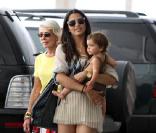 Camila Alves, son fils Levi et la maman de son compagnon Matthew McConaughey, Kay, dans les rues de Los Angeles se rendent dans un magasin de jouets (Los Angeles Target store), le 13 juillet 2009 
