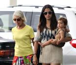 Camila Alves, son fils Levi et la maman de son compagnon Matthew McConaughey, Kay, dans les rues de Los Angeles se rendent dans un magasin de jouets (Los Angeles Target store), le 13 juillet 2009