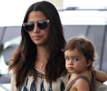 Camila Alves, son fils Levi et la maman de son compagnon Matthew McConaughey, Kay, dans les rues de Los Angeles se rendent dans un magasin de jouets (Los Angeles Target store), le 13 juillet 2009