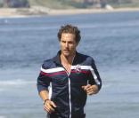 Et pendant ce temps-là, petite séance de jogging pour le futur époux de Camila Alves, Matthew McConaughey qui entretient son corps sur Malibu beach à Los Angeles 