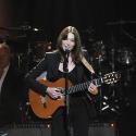 Carla Bruni fait une très belle performance... sous les yeux éblouis de son Nicolas ! Regardez !!