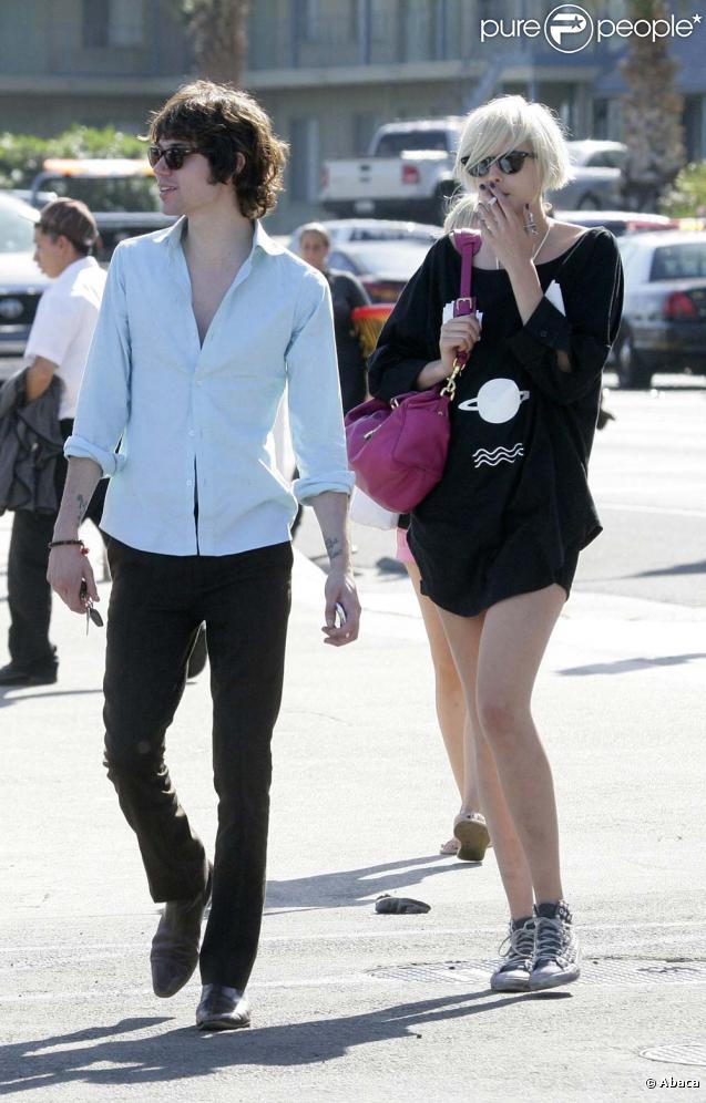 Agyness Deyn et un ami à Malibu le 18 juillet 2009