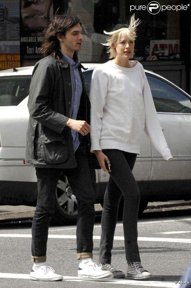 Agyness Deyn et son boyfriend Alex Greenwald dans les rues de New York en mai 2009
