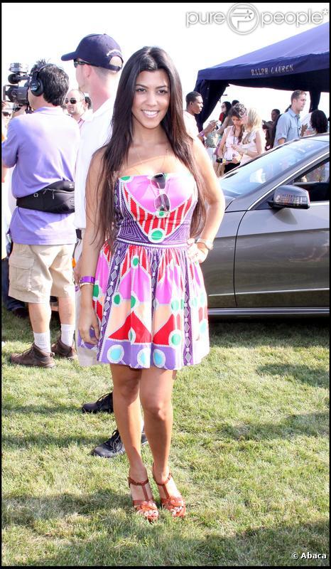 Kourtney Kardashian en jolie robe colorée, on valide ! 