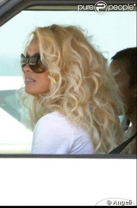 Pamela Anderson sur la plage de Malibu... Un brin nostalgique Pam ?
