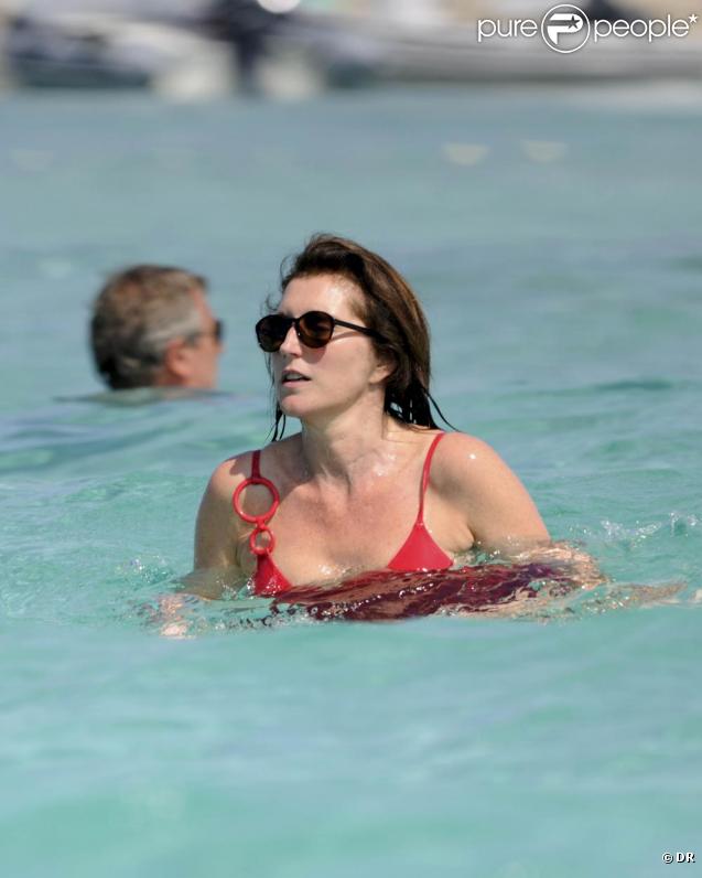 Cécilia Attias passe ses vacances à Ibiza, loin de tout, en compagnie de son mari Richard et de son fils Louis, 12 ans, né de son mariage avec Nicolas Sarkozy. Juillet 2009