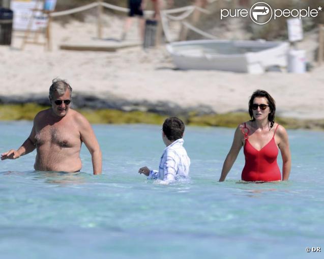 Cécilia Attias passe ses vacances à Ibiza, loin de tout, en compagnie de son mari Richard et de son fils Louis, 12 ans, né de son mariage avec Nicolas Sarkozy. Juillet 2009