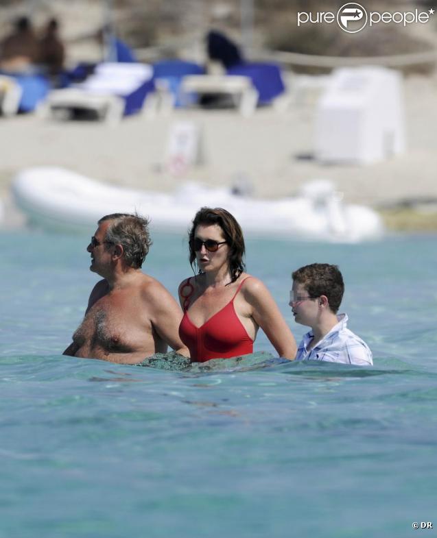 Cécilia Attias passe ses vacances à Ibiza, loin de tout, en compagnie de son mari Richard et de son fils Louis, 12 ans, né de son mariage avec Nicolas Sarkozy. Juillet 2009