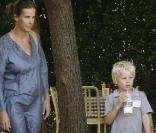 Rachel Griffiths hier lundi 20 juillet à Los Angeles avec ses deux enfants. Ici avec Banjo 