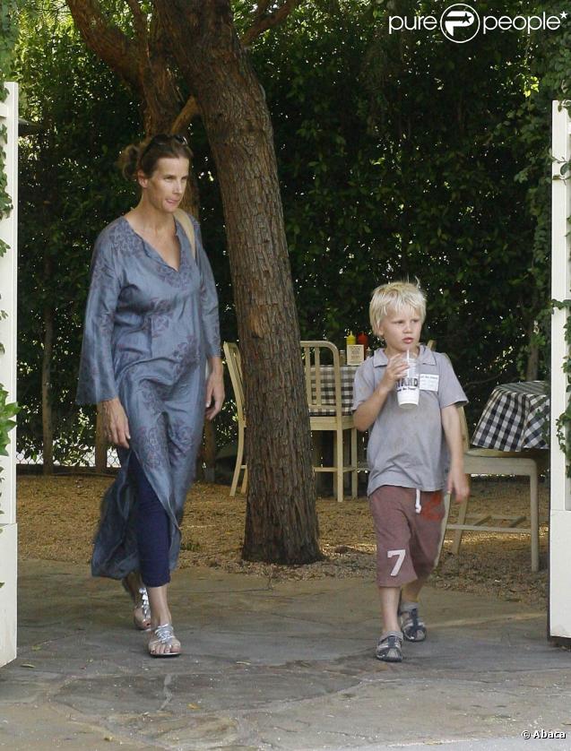 Rachel Griffiths hier lundi 20 juillet à Los Angeles avec ses deux enfants. Ici avec Banjo 