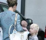 Rachel Griffiths avec ses enfants hier lundi 20 juillet à Los Angeles