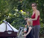 Rachel Griffiths promène son bébé Clémentine et sa fille de 4 ans, Adélaïde, le 3 juillet 2009 
