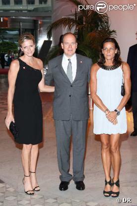 Charlene Wittstock, Albert Grimaldi et Stéphanie de Monaco arrivent à la soirée Fight Aids au Sporting Club Salle des Etoiles le 17 juillet 2009