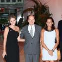 Stephanie de Monaco est remontée sur scène... avec toutes les stars de RFM Party 80 : Albert et sa Charlene étaient les premiers fans !