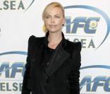Charlize Theron joue la discrétion avec ce total look black mais n'oublie pas de mettre un point d'honneur sur les épaulettes. Etre lookée ca ne s'apprend pas... c'est inné ! 