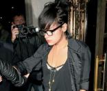  Lily Allen se la joue secrétaire sexy. Trench noir, top assorti, sautoir, lunettes de vue rétro, la jolie anglaise n'a pas fait les choses à moitié ! 
 &nbsp; 